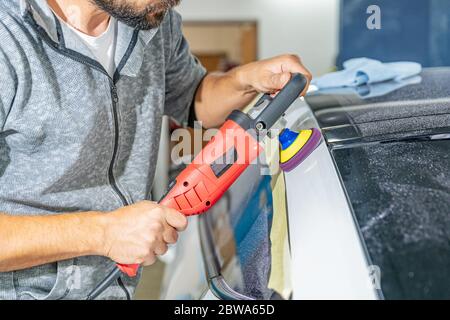 lucidatura riparazione carrozzeria. applicazione di preparati speciali con nanotecnologia Foto Stock