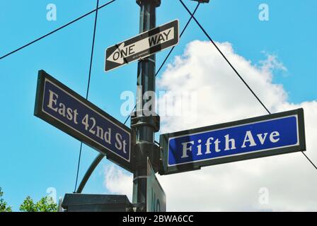 Segno della Fifth Avenue e della 42nd strada est in estate a New York City - direzione della strada nel centro di Manhattan Americas la città più famosa e popolare Foto Stock