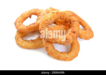 Anelli di cipolla fritti. Isolato su sfondo bianco Foto Stock