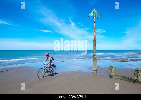 Locale,Donna,femmina,ciclismo,su,bicicletta,corsa,equitazione,prendendo,giornaliero,esercizio,su,vuota,spiaggia,passando,foresta sommersa,a,Borth,Ynyslas,Spiaggia,mid,West,Galles,at,mare,vacanza,resort,.Borth,is,a,pochi,miglia,nord,di,Aberystwyth,e,è,un 19,turismo,in,allowing,wan,was,was,was,was,was,was,was,was,was,was,was,was,was,was,was,was,was,was,was,was,was,was,was,was,was,was,was,was,was Foto Stock