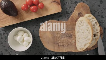 Vista dall'alto fette di pane ciabatta sul piano di cemento per la preparazione aprire i panini Foto Stock