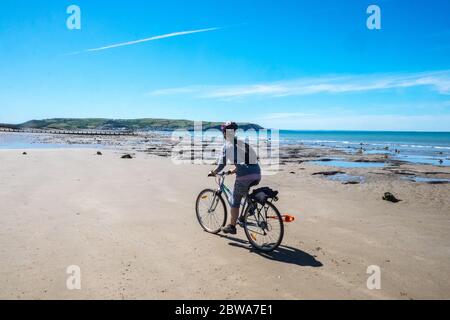 Locale,Donna,femmina,ciclismo,su,bicicletta,corsa,equitazione,prendendo,giornaliero,esercizio,su,vuota,spiaggia,passando,foresta sommersa,a,Borth,Ynyslas,Spiaggia,mid,West,Galles,at,mare,vacanza,resort,.Borth,is,a,pochi,miglia,nord,di,Aberystwyth,e,è,un 19,turismo,in,allowing,wan,was,was,was,was,was,was,was,was,was,was,was,was,was,was,was,was,was,was,was,was,was,was,was,was,was,was,was,was,was Foto Stock