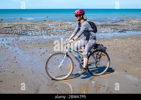 Locale,Donna,femmina,ciclismo,su,bicicletta,corsa,equitazione,prendendo,giornaliero,esercizio,su,vuota,spiaggia,passando,foresta sommersa,a,Borth,Ynyslas,Spiaggia,mid,West,Galles,at,mare,vacanza,resort,.Borth,is,a,pochi,miglia,nord,di,Aberystwyth,e,è,un 19,turismo,in,allowing,wan,was,was,was,was,was,was,was,was,was,was,was,was,was,was,was,was,was,was,was,was,was,was,was,was,was,was,was,was,was Foto Stock