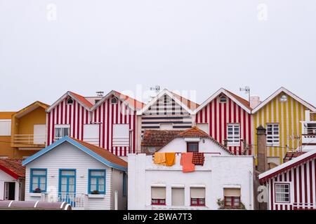 Case tradizionali a strisce in legno colorato a Costa Nova - Aveiro, Portogallo Foto Stock