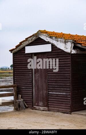 Piccola cabina di legno vicino ai Salini di Aveiro, Portogallo Foto Stock