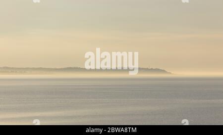 La riserva naturale nazionale di Swale vista da Whitstable, Inghilterra Foto Stock