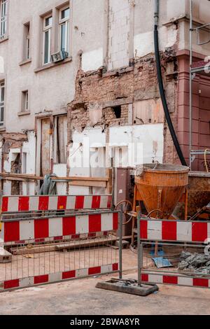 Cantiere a Heidelberg con recinzione rossa e bianca Foto Stock