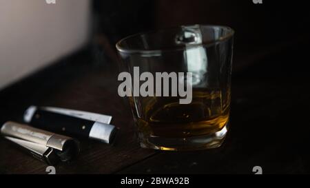 Bicchieri di whisky dall'aspetto fantastico e il whisky è stato riempito con il suo concetto di bevanda Foto Stock