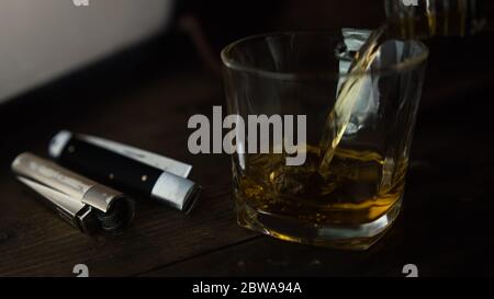 Bicchieri di whisky dall'aspetto fantastico e il whisky è stato riempito con il suo concetto di bevanda Foto Stock