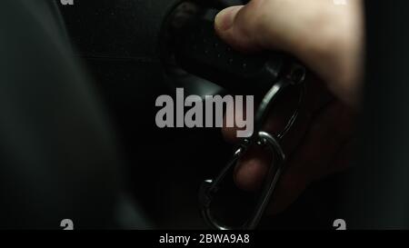 Avviamento della vettura inserendo la chiave nel commutatore di accensione Foto Stock