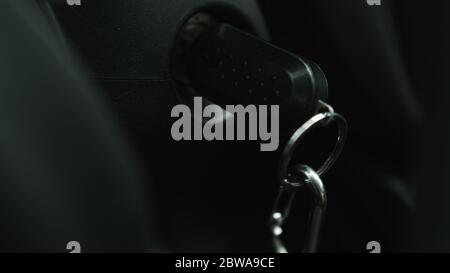 Avviamento della vettura inserendo la chiave nel commutatore di accensione Foto Stock