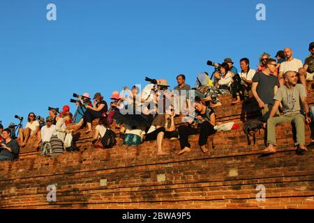 Bagan, Myanmar - 11 dicembre 2016: Turisti e fotografi aspettano il tramonto a Bagan, Myanmar (Birmania) Foto Stock