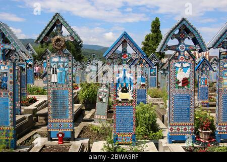 Sapanta, Romania - 25 luglio 2018: Croci colorate, dipinte, in legno al Cimitero di Merry Foto Stock