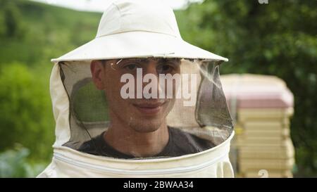 Il personale che controlla l'ape ha hive il concetto di apertura Foto Stock