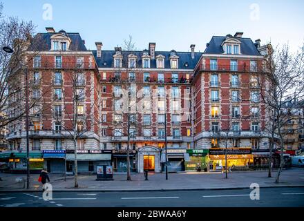 Parigi, Francia - 26 marzo 2020: Ristorante, brasserie e bar sul Boulevard Saint Germain sono chiusi a causa dell'epidemia di coronavirus COVID19 a Parigi. Foto Stock