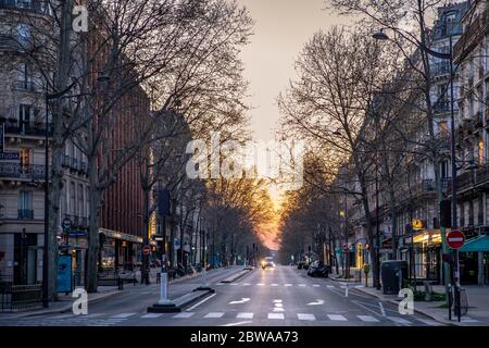 Parigi, Francia - 26 marzo 2020: Ristorante, brasserie e bar sul Boulevard Saint Germain sono chiusi a causa dell'epidemia di coronavirus COVID19 a Parigi. Foto Stock