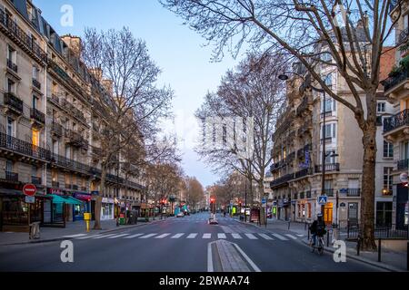 Parigi, Francia - 26 marzo 2020: Ristorante, brasserie e bar sul Boulevard Saint Germain sono chiusi a causa dell'epidemia di coronavirus COVID19 a Parigi. Foto Stock