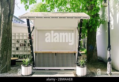 Chiuso stallo bianco in una città turistica. Foto Stock