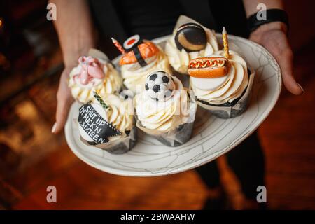 Cupcake con decorazioni uno il piatto Foto Stock