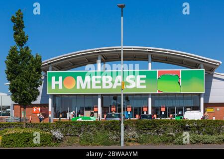 Poole, Dorset UK. 31 maggio 2020. Persone in coda a Homebase a Branksome, Poole che aderisce alle misure di allontanamento sociale durante il blocco di Coronavirus COVID 19 e l'allentamento delle restrizioni. Credit: Carolyn Jenkins/Alamy Live News Foto Stock