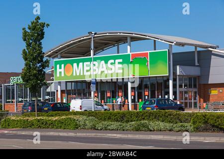 Poole, Dorset UK. 31 maggio 2020. Persone in coda a Homebase a Branksome, Poole che aderisce alle misure di allontanamento sociale durante il blocco di Coronavirus COVID 19 e l'allentamento delle restrizioni. Credit: Carolyn Jenkins/Alamy Live News Foto Stock