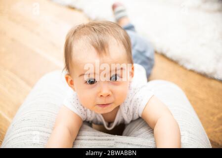 Un bambino di un anno che sostiene sulle ginocchia del padre. Foto Stock