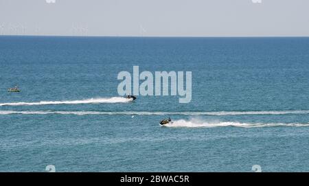 Brighton UK 31 maggio 2020 - sciatori in moto d'acqua al largo della spiaggia di Brighton in un'altra bella giornata di sole durante la crisi pandemica di Coronavirus COVID-19 . Credit: Simon Dack / Alamy Live News Foto Stock