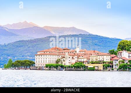 Isola Bella - isola di pescatori sul lago maggiore con montagne sullo sfondo, Isole Borromee, Stresa, Piemonte, Italia settentrionale Foto Stock