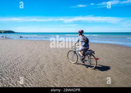 Locale,Donna,femmina,ciclismo,su,bicicletta,corsa,equitazione,prendendo,giornaliero,esercizio,su,vuota,spiaggia,passando,foresta sommersa,a,Borth,Ynyslas,Spiaggia,mid,West,Galles,at,mare,vacanza,resort,.Borth,is,a,pochi,miglia,nord,di,Aberystwyth,e,è,un 19,turismo,in,allowing,wan,was,was,was,was,was,was,was,was,was,was,was,was,was,was,was,was,was,was,was,was,was,was,was,was,was,was,was,was,was Foto Stock