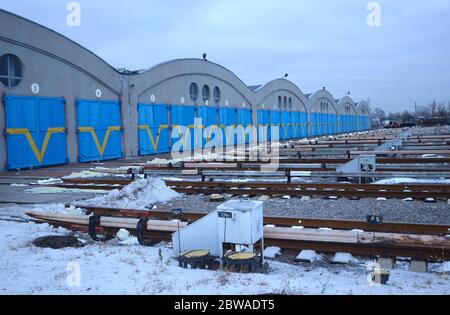 Capanno della metropolitana: Piste e cancelli vuoti della sala di manutenzione Foto Stock