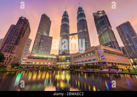 KUALA LUMPUR - Settembre 20, 2015: Le Torri Petronas visto dal Parco KLCC al crepuscolo. Foto Stock