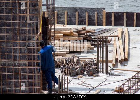 Operai edili che lavorano su telai per casseri in cemento. Costruzione di un nuovo edificio. Foto Stock