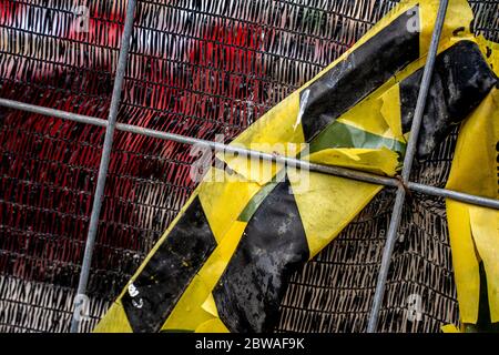 Nastro adesivo di fondo su una recinzione sporca Foto Stock