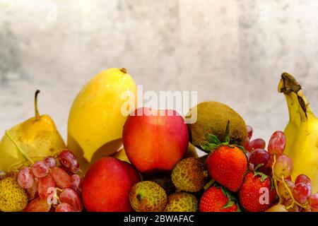 Assortimento di frutta esotica in basket di metallo isolato su bianco Foto Stock