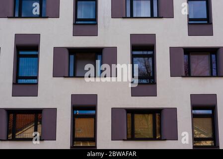 Facciata casa con molte finestre, facciata casa astratta Foto Stock