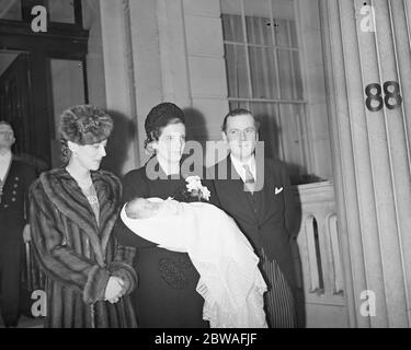 La Duchessa di Kent (Godmadre ) con il conte e la Contessa di Feversham con la loro figlia infantile dopo il battesimo del bambino nella Chiesa di San Paolo , Knightsbridge , Londra . 9 novembre 1938 Principessa Marina di Grecia e Danimarca Foto Stock