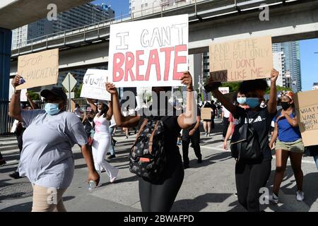 Miami, Florida, Stati Uniti. 30 maggio 2020. I manifestanti sono visti camminare per le strade del centro di Miami durante le proteste per George Floyd il 30 maggio 2020 a Miami, Florida. Credit: Mpi04/Media Punch/Alamy Live News Foto Stock