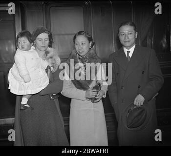 A Euston . La principessa Jun ho , con il marito e il bambino , alla loro partenza per unirsi al fratello della Principessa pu Yi , imperatore di Manchukuo . Sono stati in Inghilterra da due anni come MR e Mrs Cheng, a cura di Sir Reginald Johnston. 23 marzo 1934 Foto Stock