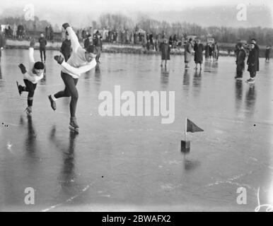 Pattinaggio Championships at Bury Lake Rickmansworth Bobby Redburn , 10 anni e Fred J Bennett che compete nel 1/4 mille Bobby Redburn ha vinto il loro calore 1933 Foto Stock