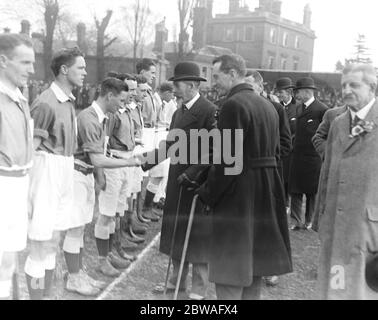 Hockey internazionale a Beckenham Inghilterra contro Irlanda. Il Re scuote le mani con i giocatori 12 marzo 1921 Re Giorgio V. Foto Stock