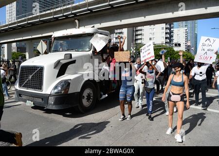 Miami, Florida, Stati Uniti. 30 maggio 2020. I manifestanti sono visti camminare per le strade del centro di Miami durante le proteste per George Floyd il 30 maggio 2020 a Miami, Florida. Credit: Mpi04/Media Punch/Alamy Live News Foto Stock