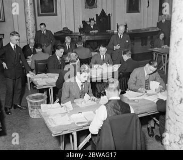 Selezione del Segretario dei minatori la scena a Livingstone Hall , Westminster , durante il conteggio dei voti per l'elezione del nuovo Segretario Generale alla Federazione dei minatori , in successione al compianto Sig. A J Cook 4 marzo 1932 Foto Stock