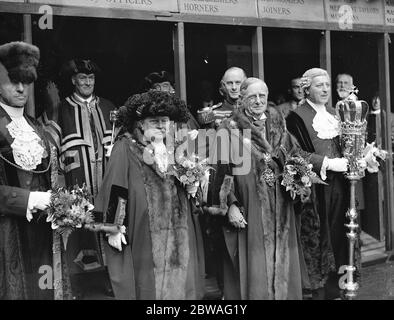 L' elezione del nuovo Lord Mayor di Londra . Il Signore sindaco in pensione, Sir Stephen Killick ( a sinistra ), in piedi con il nuovo sindaco, Sir Percy Vincent . 28 settembre 1935 Foto Stock