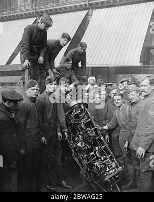 Rimozione dei resti di zeppelin L21 dalla casa Adastral ai terreni dell'HAC in Sunhill Row . 23 settembre 1916 Foto Stock