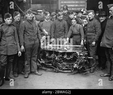 Rimozione dei resti di zeppelin L21 dalla casa Adastral ai terreni dell'HAC in Sunhill Row . 23 settembre 1916 Foto Stock