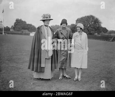 Lymington Tennis Week Lady Wilmer , Lady Rosemary Bootle-Wilbraham e MRS T B Raikes (moglie dell'Oxford Blue) 10 agosto 1925 Foto Stock