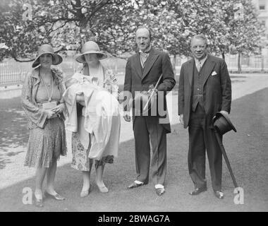 Battesimo di figlio di Capt e di Cuthbert Reaveley nella chiesa della Santa Trinità , Marylebone . Reaveley, Marchioness Townshend di Raynham (Godmadre), Capt Reaveley e Air Vice Maresciallo Sir Vyell Vyvyan, KCB DSO (Padrino). 18 giugno 1929 Foto Stock