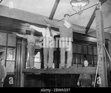 Trattamento ginnico per i feriti presso l'ospedale di guerra di Croydon . 24 marzo 1917 Foto Stock