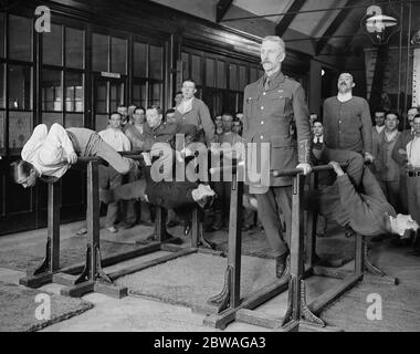 Trattamento ginnico per i feriti presso l'ospedale di guerra di Croydon . 24 marzo 1917 Foto Stock