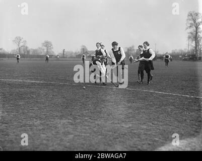 Ladies hockey a Kew East contro South Territorials 26 febbraio 1921 Foto Stock